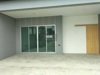 À vendre 3 chambres maison de ville à Ban Bueng, Chonburi