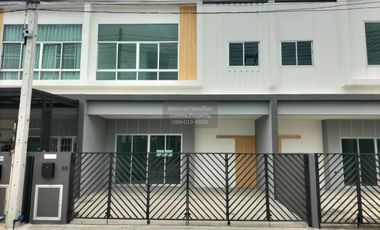 À vendre 3 chambres maison de ville à Ban Bueng, Chonburi