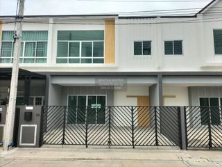 À vendre 3 chambres maison de ville à Ban Bueng, Chonburi