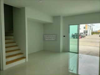 À vendre 3 chambres maison de ville à Ban Bueng, Chonburi