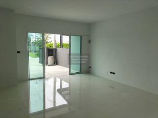 À vendre 3 chambres maison de ville à Ban Bueng, Chonburi
