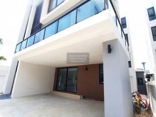 À vendre 5 chambres maison de ville à Bang Phli, Samut Prakan