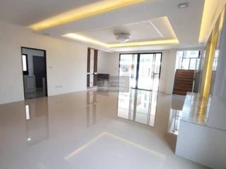 À vendre 5 chambres maison de ville à Bang Phli, Samut Prakan