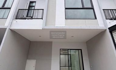 À vendre 4 chambres maison de ville à Bang Khae, Bangkok
