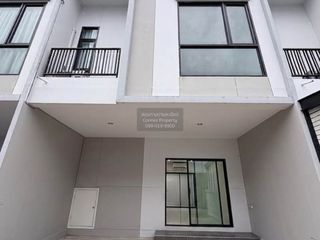 À vendre 4 chambres maison de ville à Bang Khae, Bangkok