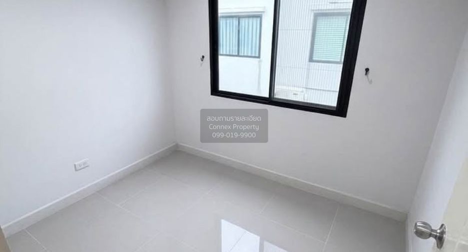 À vendre 4 chambres maison de ville à Bang Khae, Bangkok