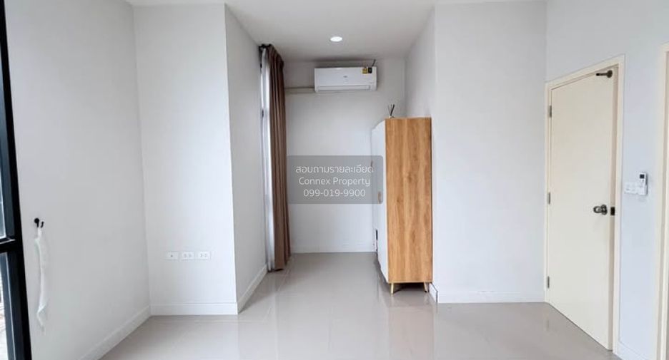 À vendre 4 chambres maison de ville à Bang Khae, Bangkok