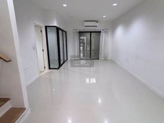À vendre 4 chambres maison de ville à Bang Khae, Bangkok