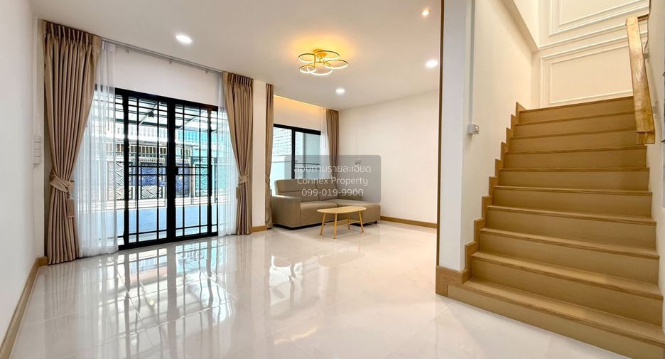 À vendre 4 chambres maison de ville à Bang Khae, Bangkok