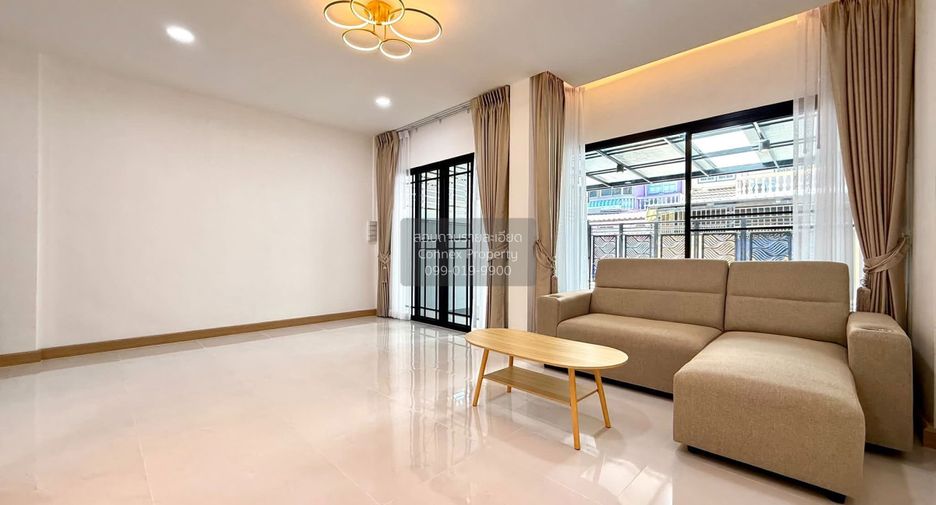 À vendre 4 chambres maison de ville à Bang Khae, Bangkok