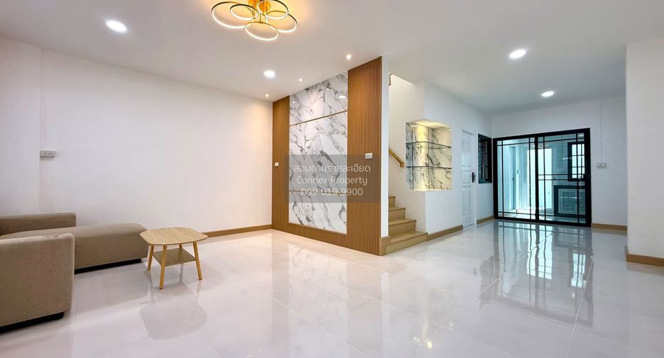 À vendre 4 chambres maison de ville à Bang Khae, Bangkok