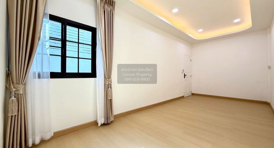 À vendre 4 chambres maison de ville à Bang Khae, Bangkok