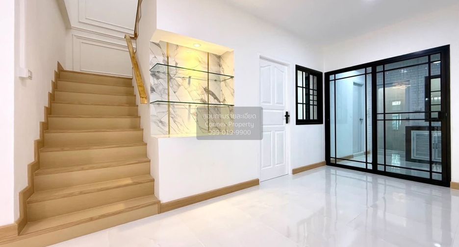 À vendre 4 chambres maison de ville à Bang Khae, Bangkok