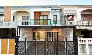 À vendre 4 chambres maison de ville à Bang Khae, Bangkok