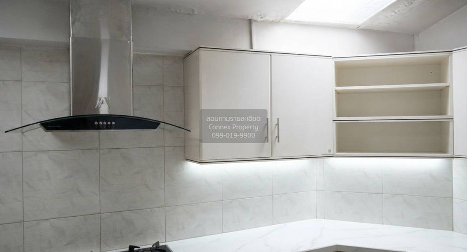 À vendre 4 chambres maison de ville à Bang Phli, Samut Prakan