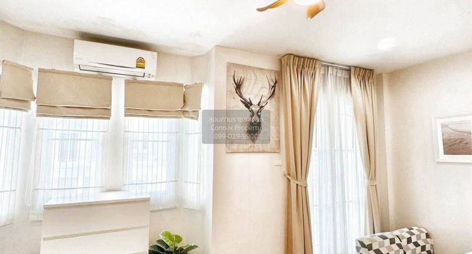 For rent 3 bedrooms townhouse in Phra Khanong, Bangkok