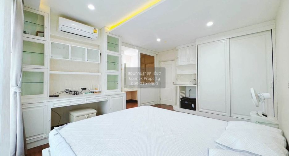 For rent 3 bedrooms townhouse in Phra Khanong, Bangkok