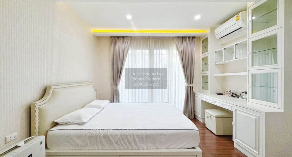 For rent 3 bedrooms townhouse in Phra Khanong, Bangkok