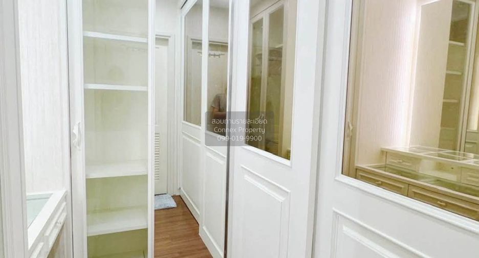 For rent 3 bedrooms townhouse in Phra Khanong, Bangkok