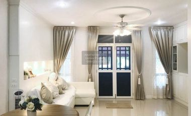 For rent 3 bedrooms townhouse in Phra Khanong, Bangkok