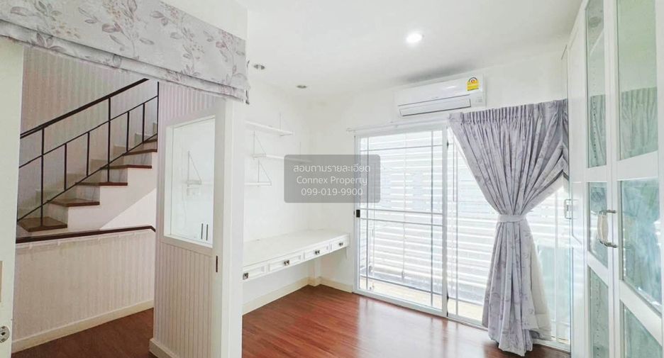 For rent 3 bedrooms townhouse in Phra Khanong, Bangkok