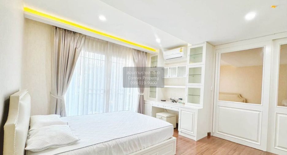 For rent 3 bedrooms townhouse in Phra Khanong, Bangkok