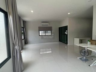Haus zur Miete mit 4 Zimmer in Lat Krabang, Bangkok