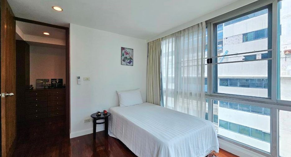 For rent 3 bedrooms condo in Sathon, Bangkok