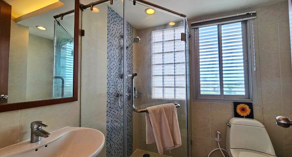 For rent 3 bedrooms condo in Sathon, Bangkok