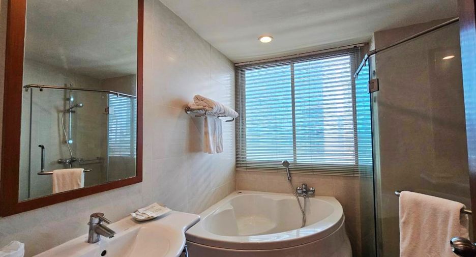 For rent 3 bedrooms condo in Sathon, Bangkok