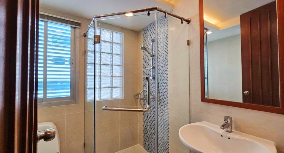 For rent 3 bedrooms condo in Sathon, Bangkok