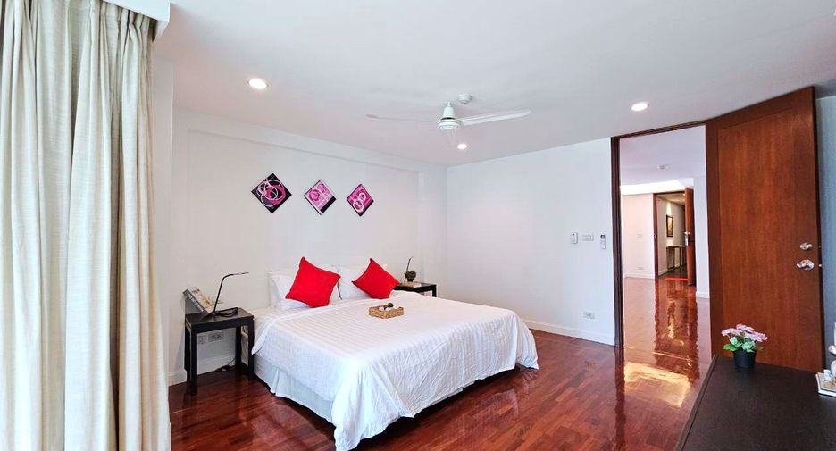 For rent 3 bedrooms condo in Sathon, Bangkok