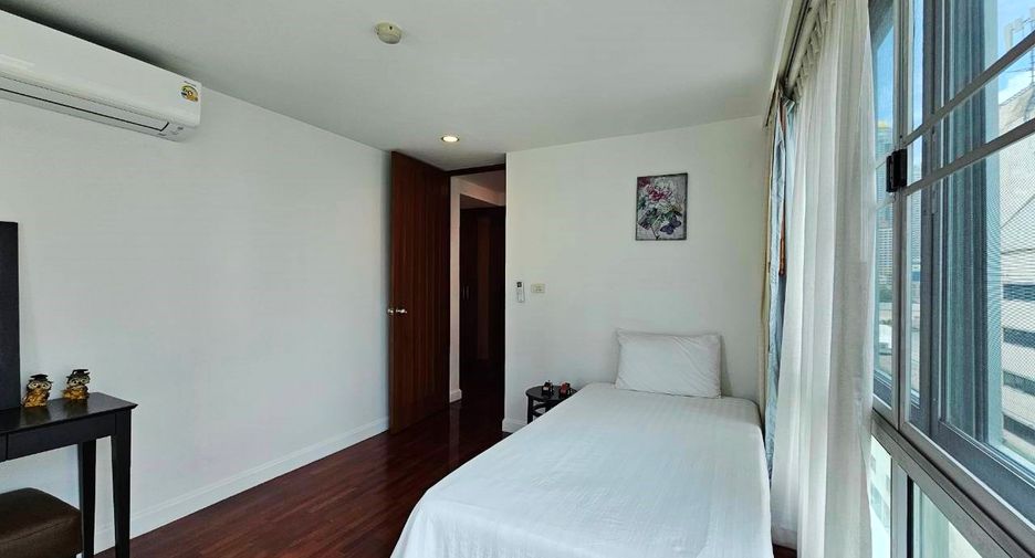 For rent 3 bedrooms condo in Sathon, Bangkok