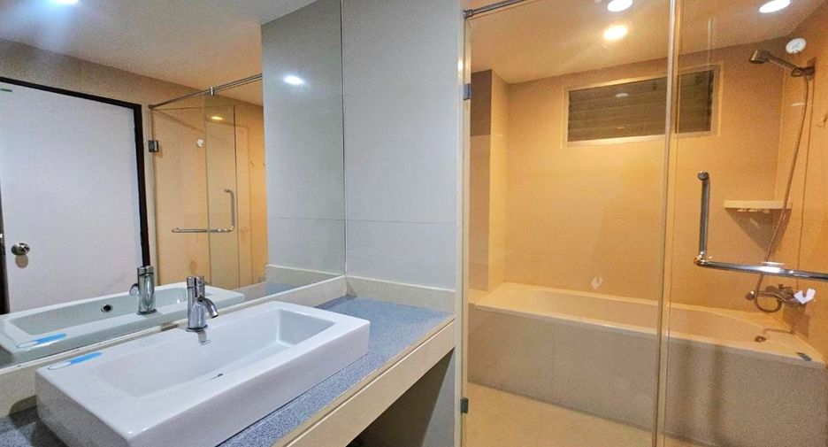 For rent 2 bedrooms condo in Pathum Wan, Bangkok