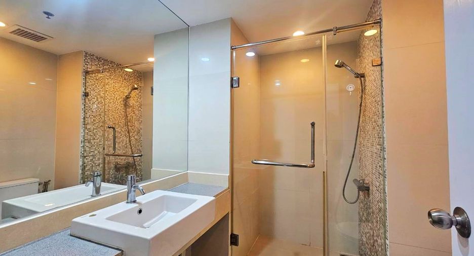 For rent 2 bedrooms condo in Pathum Wan, Bangkok