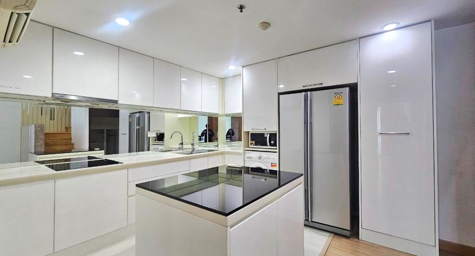 For rent 2 bedrooms condo in Pathum Wan, Bangkok