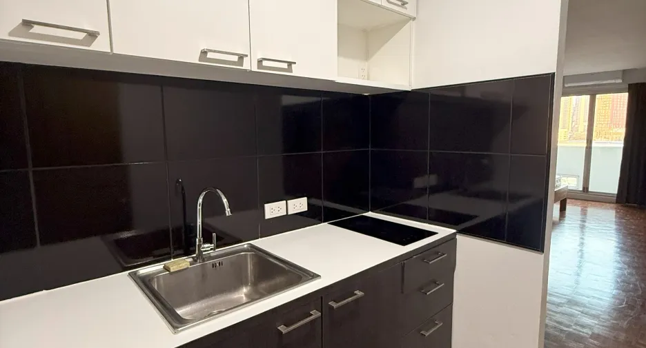 Wohnung zur Miete mit Studio in Khlong Toei, Bangkok