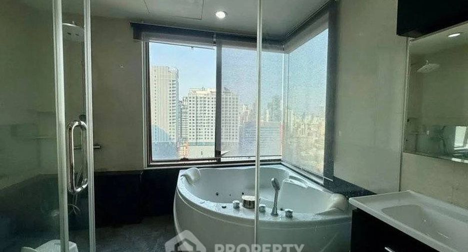 Продажа 2 спальни кондо в Кхлонг Тоеи, Бангкок