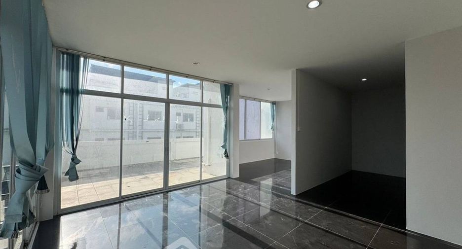 For rent and for sale 10 bedrooms townhouse in Ban Bueng, Chonburi