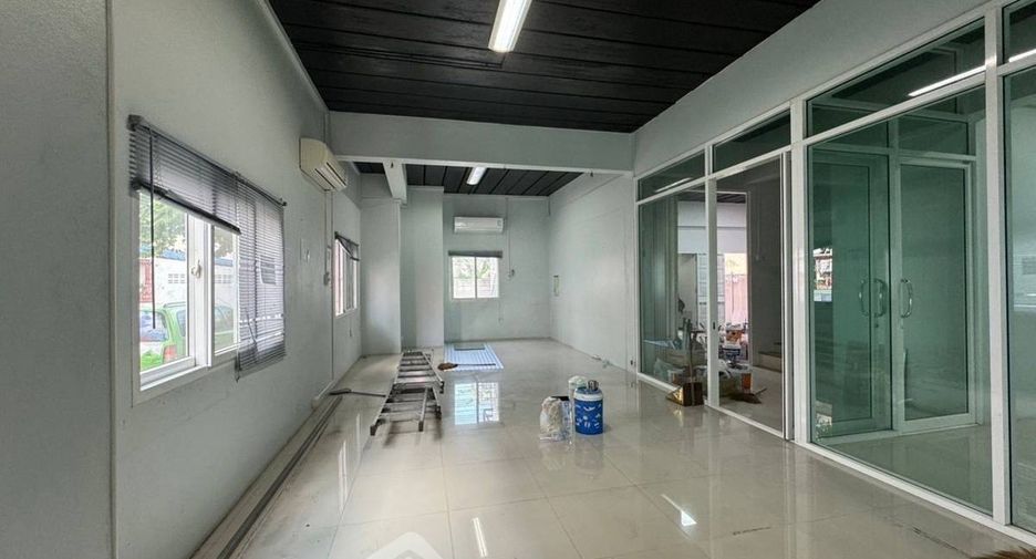 For rent and for sale 10 bedrooms townhouse in Ban Bueng, Chonburi