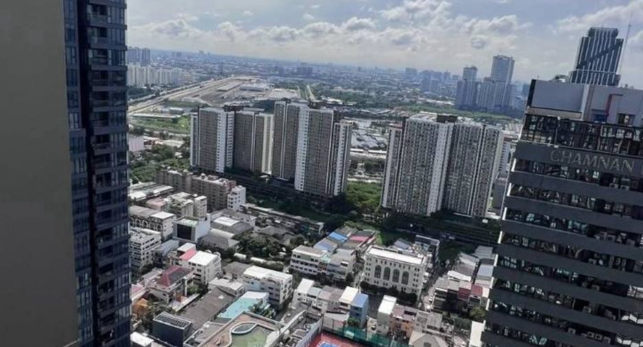 For rent 2 bedrooms condo in Huai Khwang, Bangkok