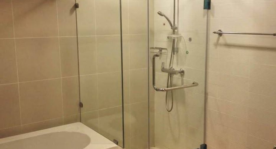 For rent 3 bedrooms condo in Huai Khwang, Bangkok
