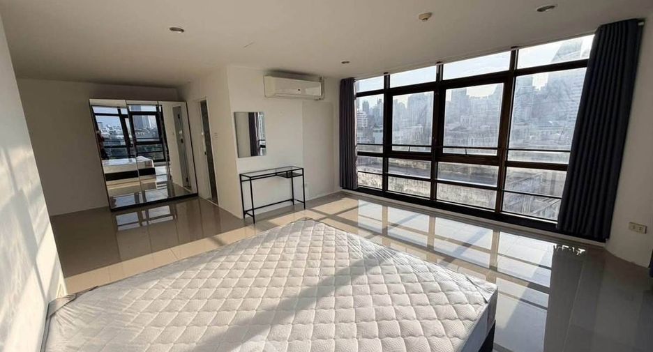 For rent 3 bedrooms condo in Watthana, Bangkok