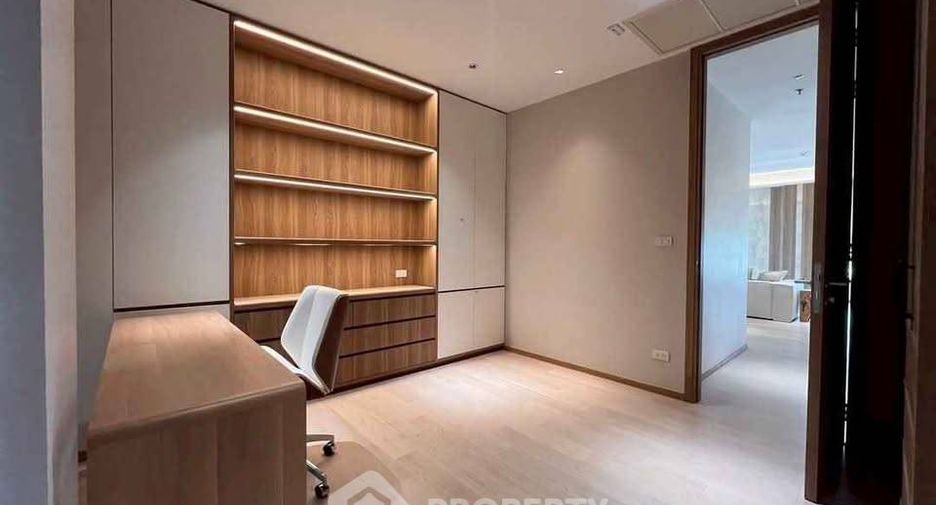 For rent 2 bedrooms condo in Yan Nawa, Bangkok