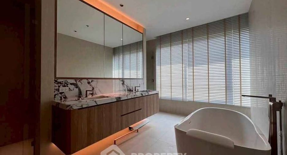 For rent 2 bedrooms condo in Yan Nawa, Bangkok
