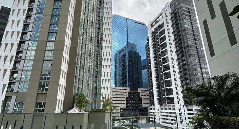 For rent 2 bedrooms condo in Huai Khwang, Bangkok