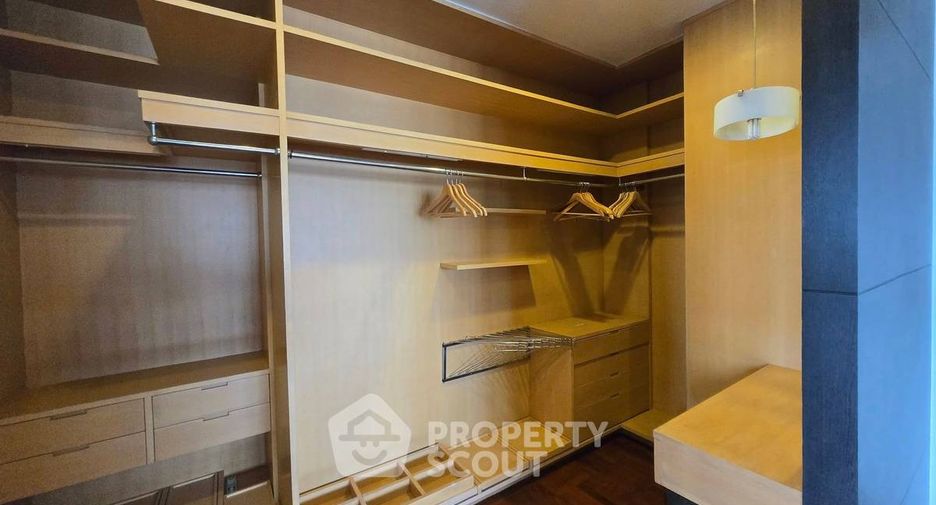Condo en alquiler de 3 habitaciones en Watthana, Bangkok