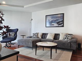 For sale そして for rent 2 ベッドルーム condo in Huai Khwang, Bangkok