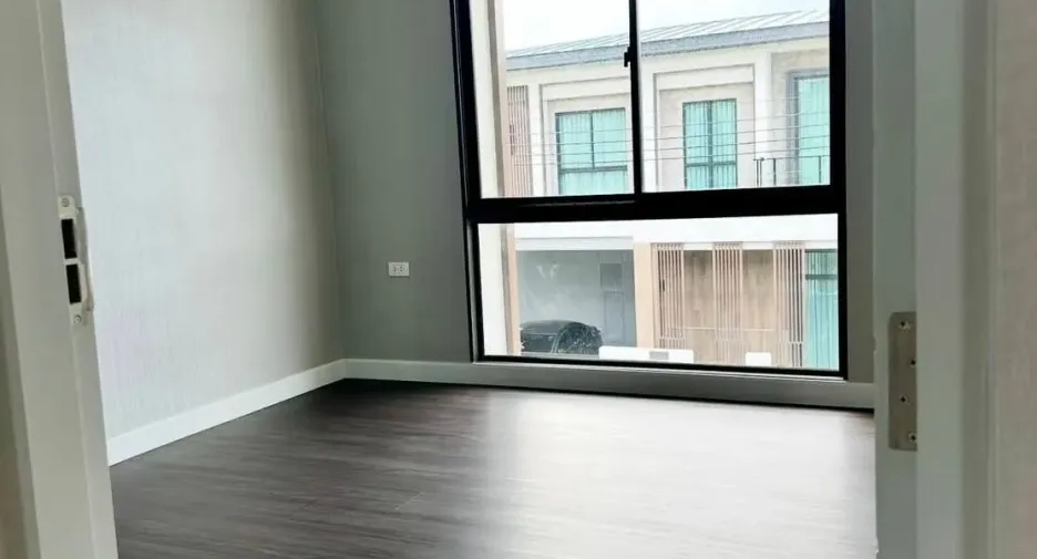 For sale 4 bedrooms house in Saphan Sung, Bangkok