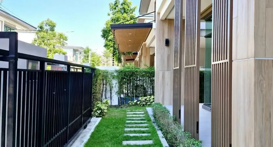 For sale 4 bedrooms house in Saphan Sung, Bangkok